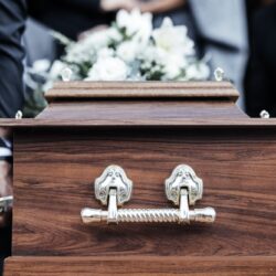ile kosztuje pogrzeb na jakie wydatki musisz sie przygotowac cennik